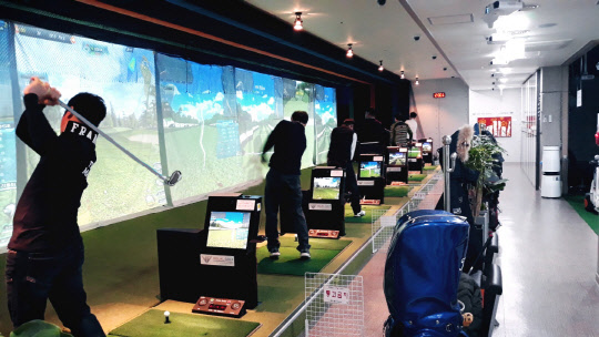 스크린타석 개발기업 비주얼골프가 골프 시즌 개막에 맞춰 비주얼골프 특별 렌탈 서비스를 실시한다고 16일 밝혔다. 비주얼골프는 3년 연속 500대 이상의 스크린타석 골프 시스템을 판매하고 있는 업계 리딩 브랜드다. 업계 최초 천정형 센서 부착, 초고속 카메라 추출 데이터 기반 스윙 분석 시스템, 인공위성을 활용한 풀 3D 그래픽 등 품질과 기능성 면에서 최고 수준의 스크린타석 시스템을 내놓고 있다. 비주얼골프 제공